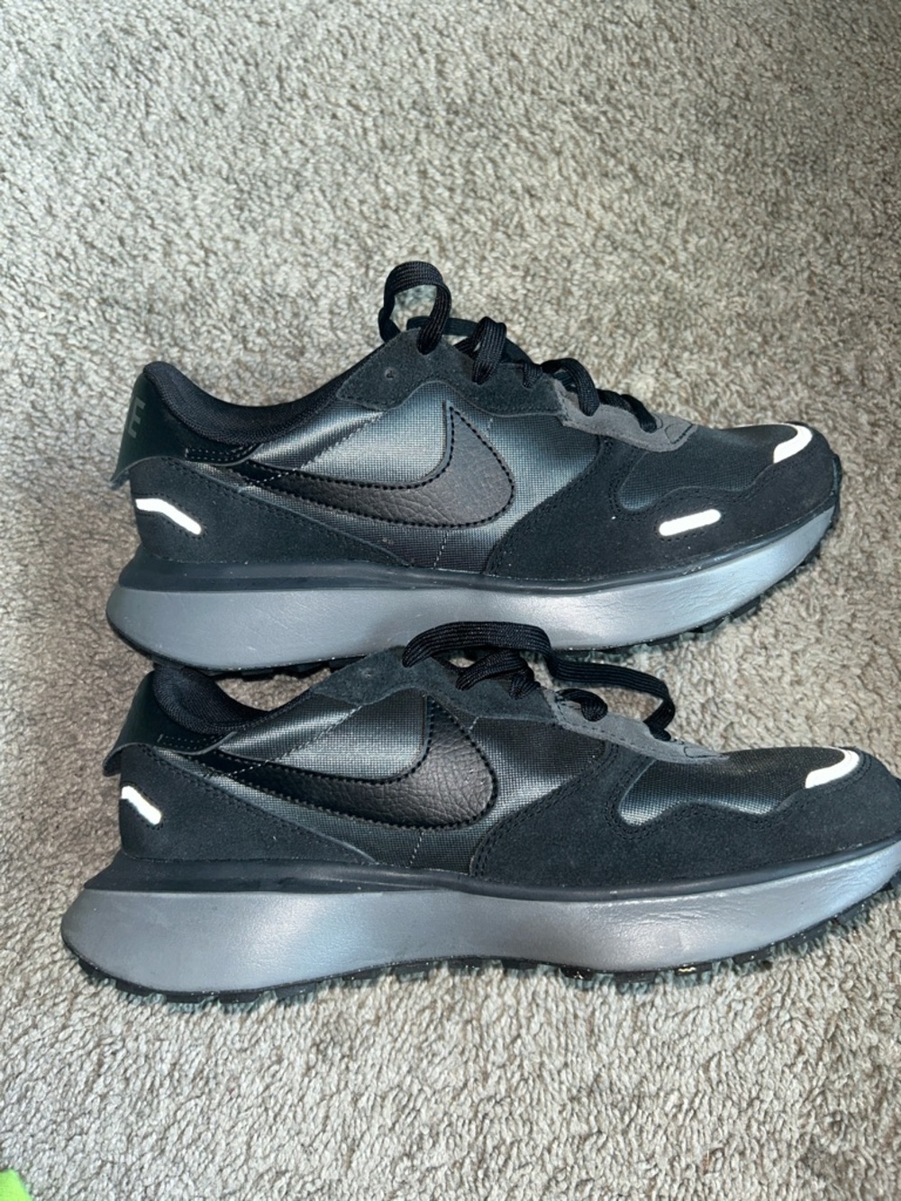 Nike Women’s Black Sneakers with Reflective Accents Size 9 - Picture 3 of 6